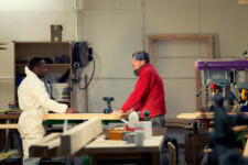 L'équipe en action. dans l'ateleir de la SCOP à Aubenas Ardèche - Photographiés par Laurence Bichon Scènes d'atelier dans la menuiserie Géro, Aubenas en Ardèche